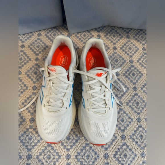 New Balance Woman’s Fresh Foam 680 V8 - Picture 2 of 7